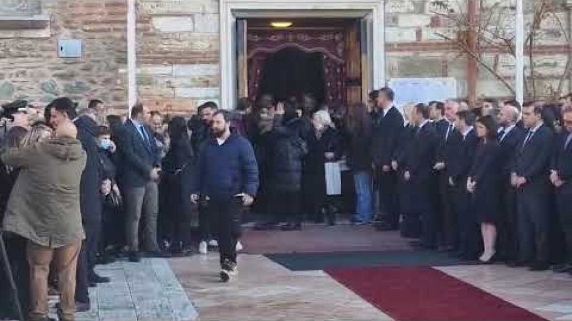 Η οικογένεια του αστυνομικού βγαίνει από την εκκλησία και δέχεται τα συλλυπητήρια του κόσμου