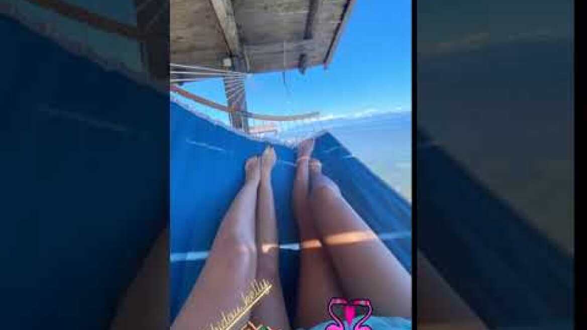 Γωγώ Μαστροκώστα: Οι πρώτες βουτιές στη θάλασσα