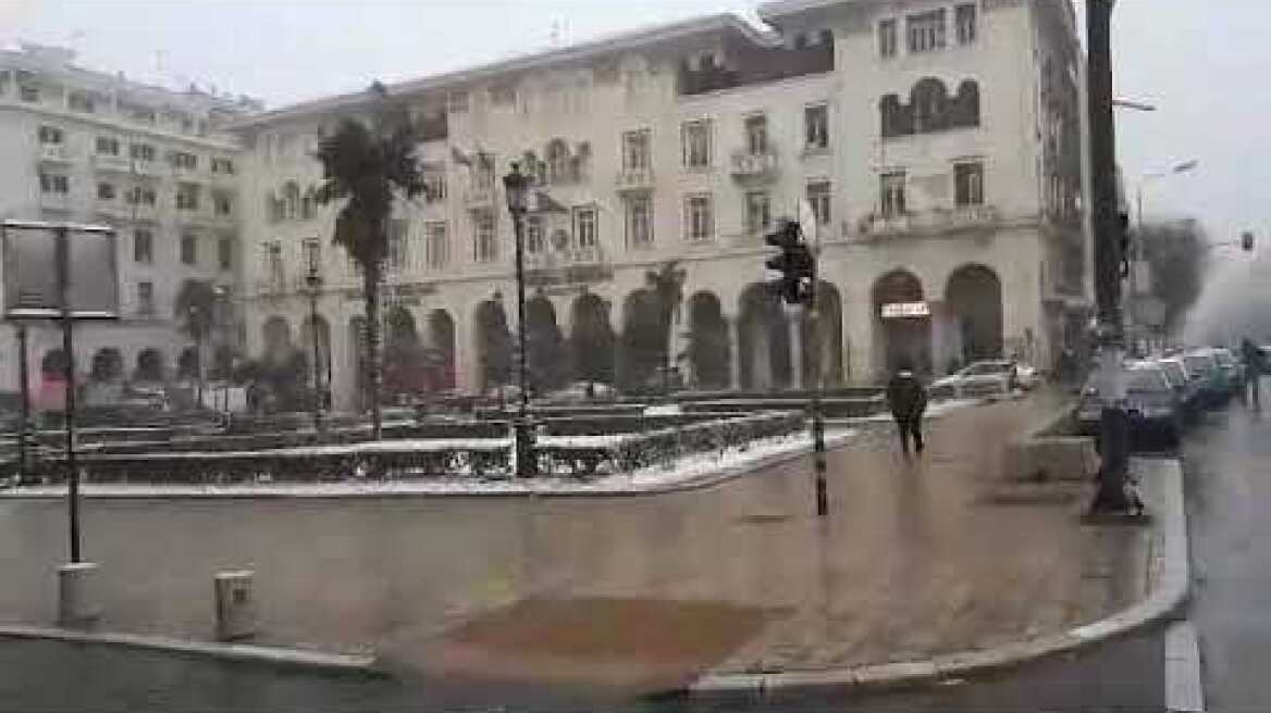 Χιονίζει και στο κέντρο της Θεσσαλονίκης