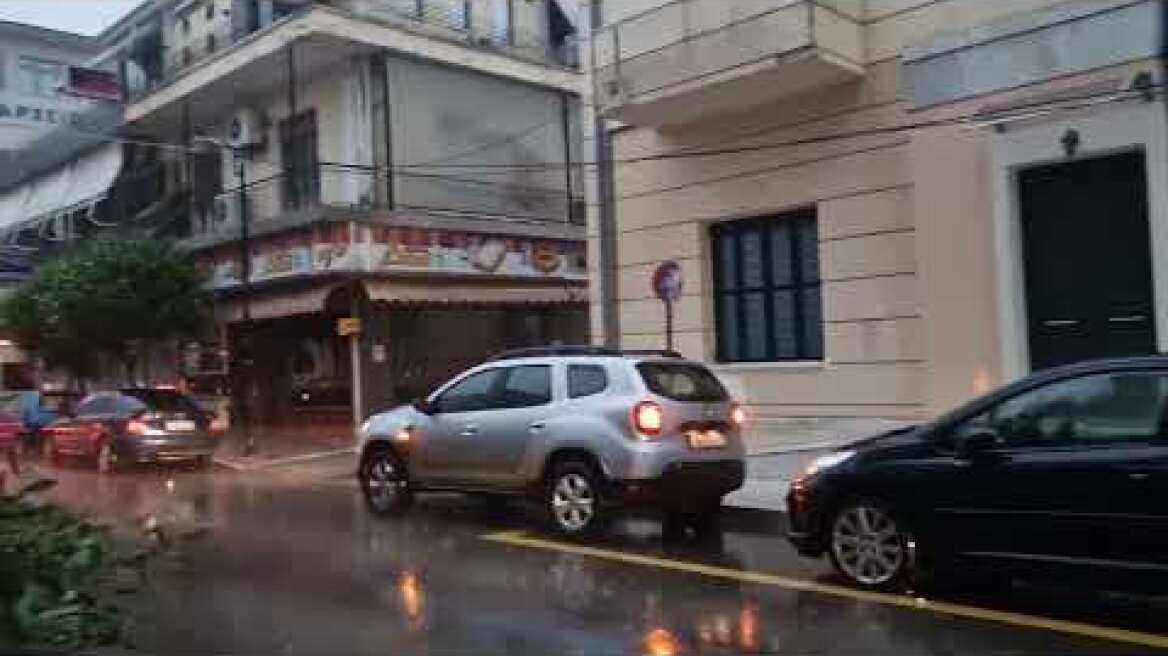 Καρδίτσα: Σακιά και κόλλα πολυουρεθάνης βάζουν στις εισόδους καταστημάτων - Στο σκοτάδι το κέντρο