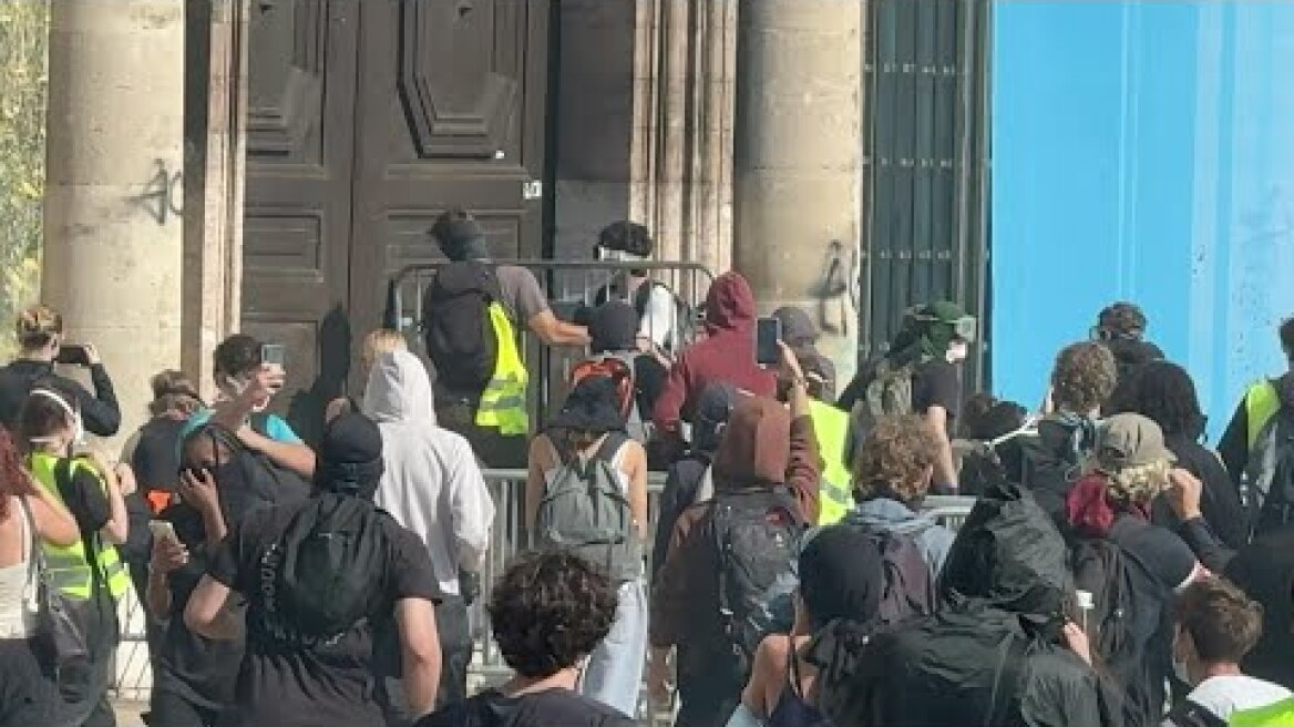 French cost-of-living protesters break into Marseille town hall, clash with police | AFP
