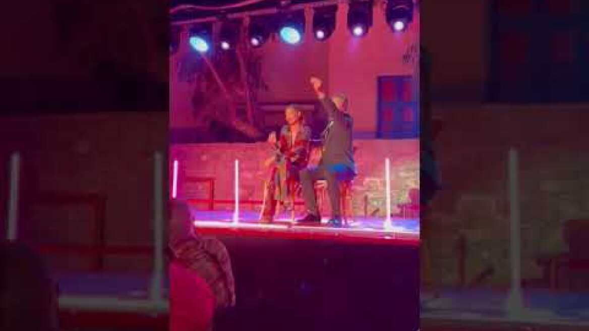 Μύκονος: Η Τζόαν Σμολς στην σκηνή απόλαυσε για λίγο το πρόγραμμα συμμετέχοντας και αυτή