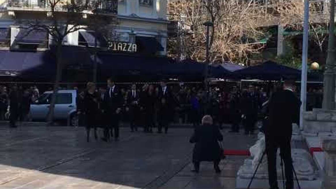 Μνημόσυνο τέως βασιλιά Κωνσταντίνου: Η άφιξη της οικογένειας στη Μητρόπολη