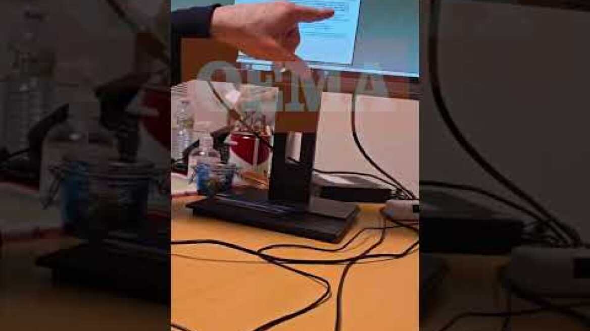 Ο δημοσιογράφος Νίκος  Γιαννόπουλος στο αστυνομικό τμήμα