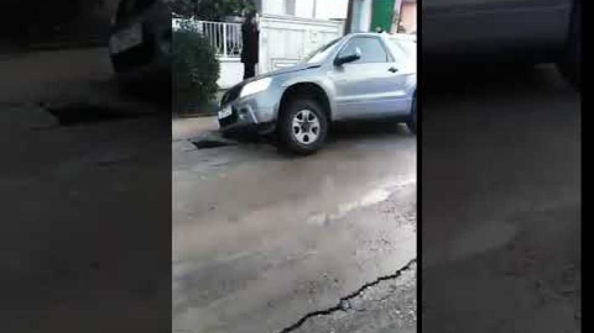 Δρόμος κατάπιε αυτοκίνητο στα Τρίκαλα 2