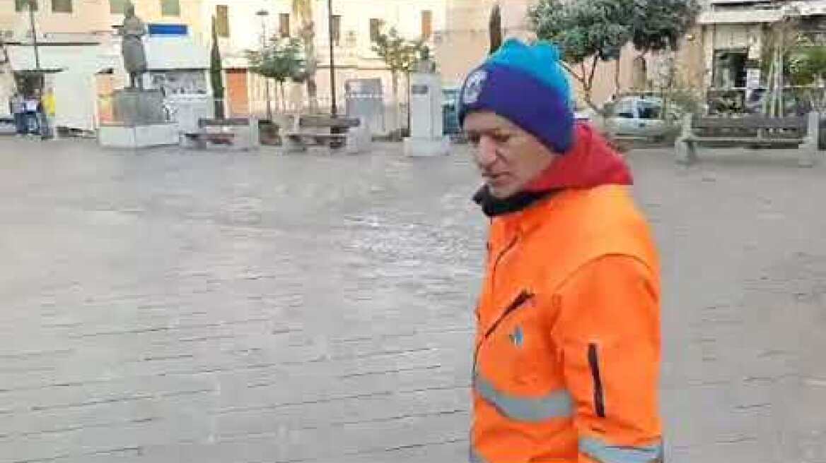 καθαρισμός πλατείας Μητρόπολης από λάδια