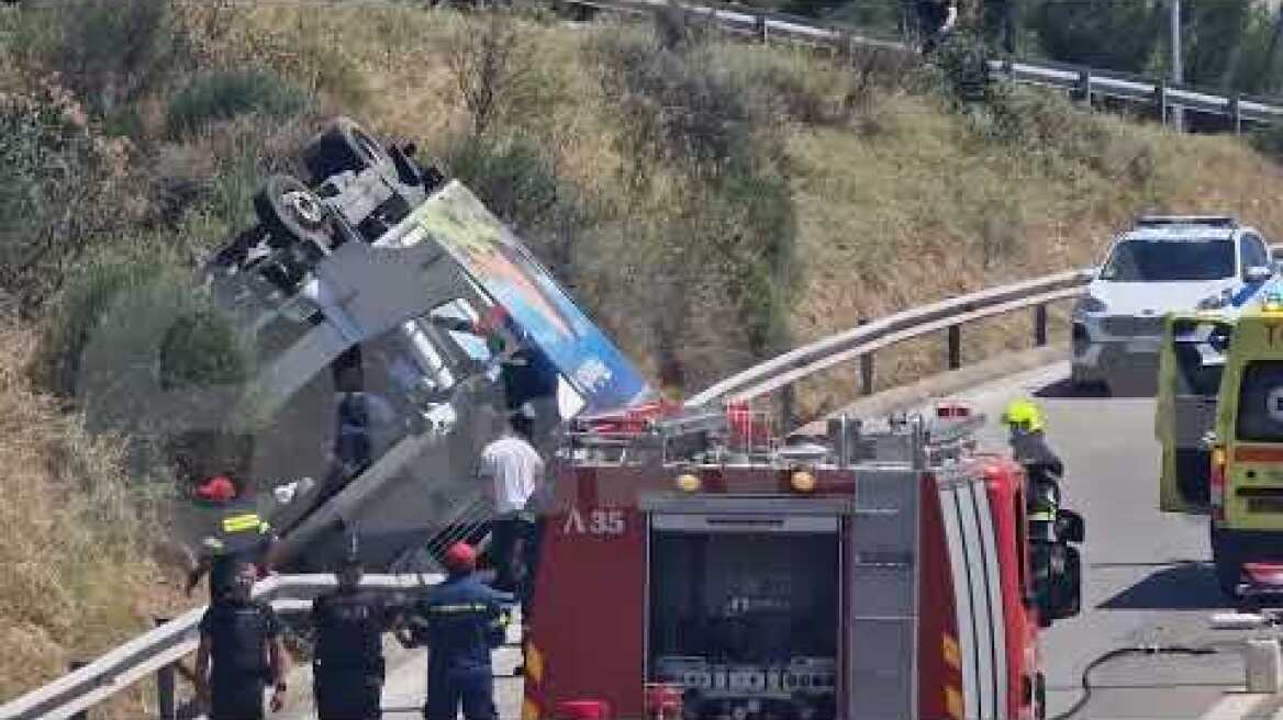 Θεσσαλονίκη: Φορτηγό έσπασε τις προστατευτικές μπάρες και κατέληξε στον παράδρομο (2)
