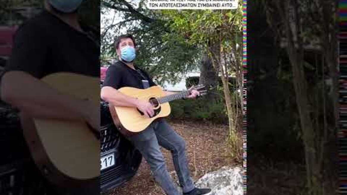 Ο Αλέξης Γεωργούλης με την κιθάρα του