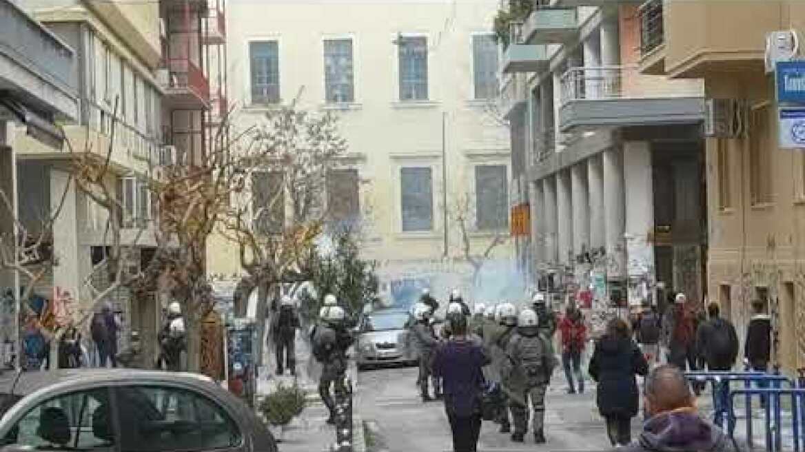 Οδομαχίες ανάμεσα σε ΜΑΤ και κουκουλοφόρους στα Εξάρχεια