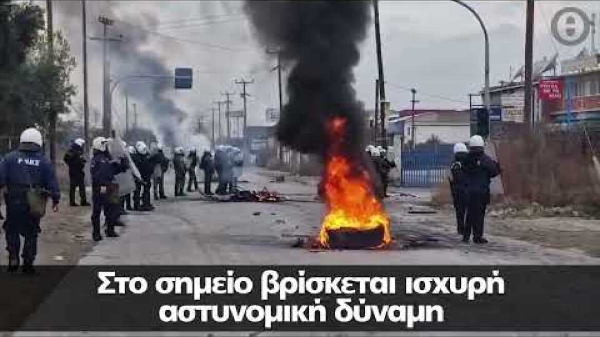 Ρομά σπάνε και καίνε - Κλειστή σε δύο σημεία η Αθηνών – Κορίνθου -  Πήρε προθεσμία ο αστυνομικός