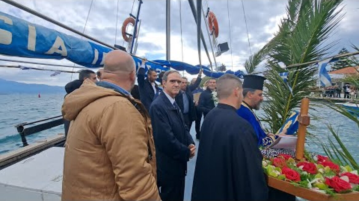 Μέσα στη θάλασσα είπαν  τον Εθνικό Υμνο όταν έπιασαν τον Σταυρό μετά τον Αγιασμό των Υδάτων