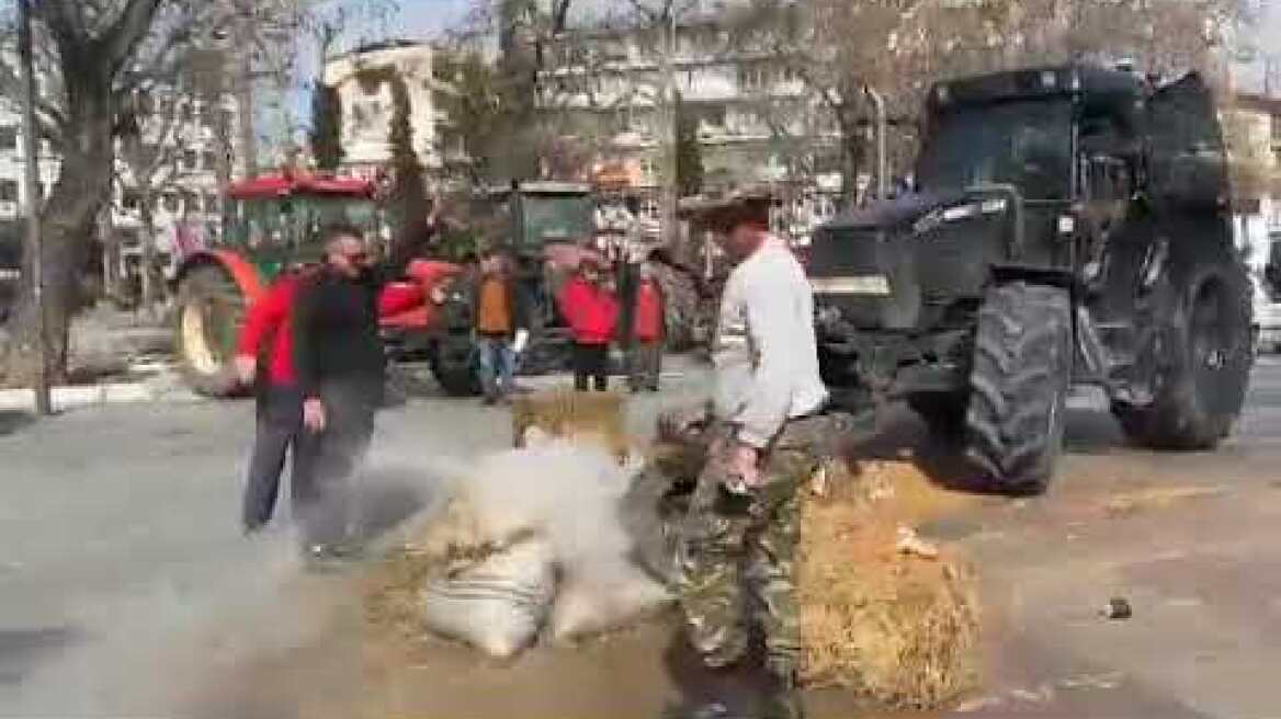 Αγρότες στην κεντρική πλατεία της Λάρισας