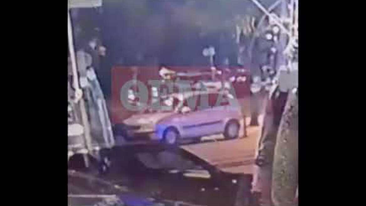 Το περιπολικό της Άμεσης Δράσης ενώ φεύγει από την πλατεία Κύπρου ενώ έχει παραλάβει το κοριτσάκι