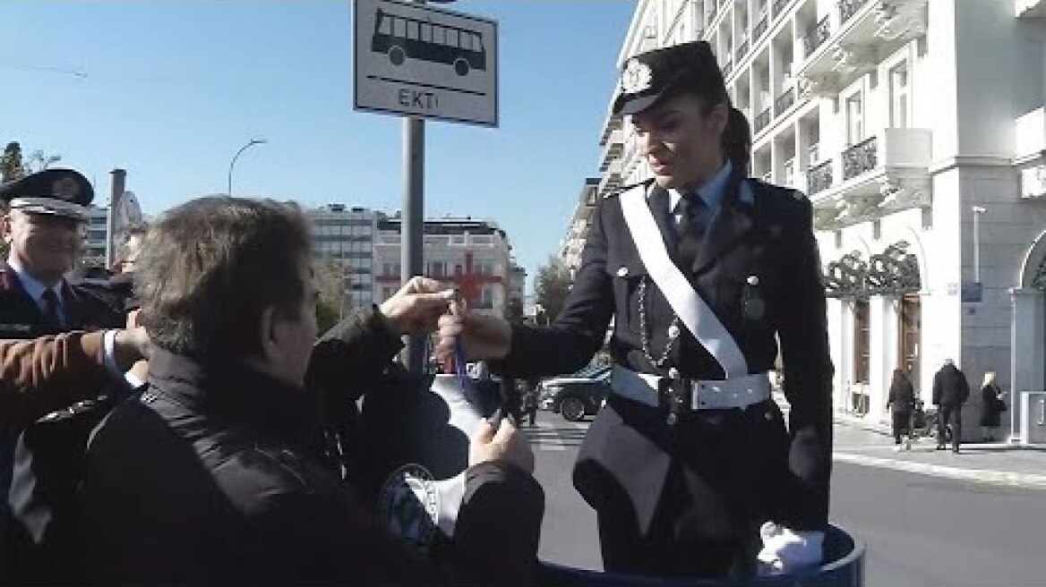 Τοποθέτηση του παραδοσιακού τροχονομικού βάθρου (βαρέλι) μπροστά στη Βουλή