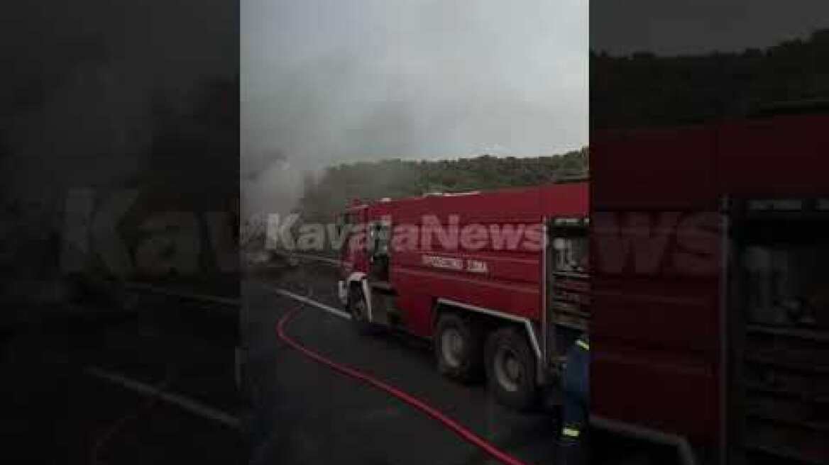 Ολοσχερώς καταστράφηκε φορτηγό στην Εγνατία Οδό Καβάλας – Θεσσαλονίκης που πήρε φωτιά
