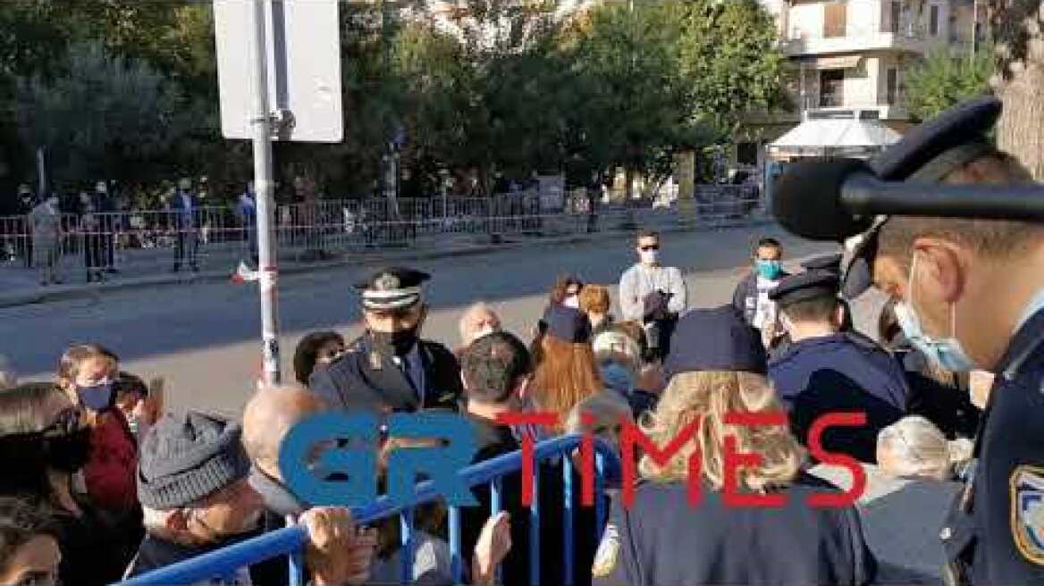 Συστάσεις αστυνομικών σε πιστούς - Άγιος Δημήτριος - GRTimes.gr