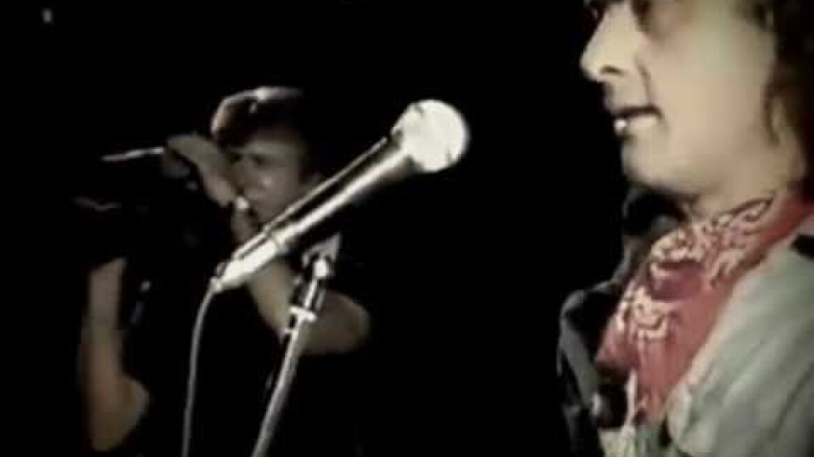 Νίκος Παπάζογλου-Τρελλή κι Αδέσποτη [Live  HD]