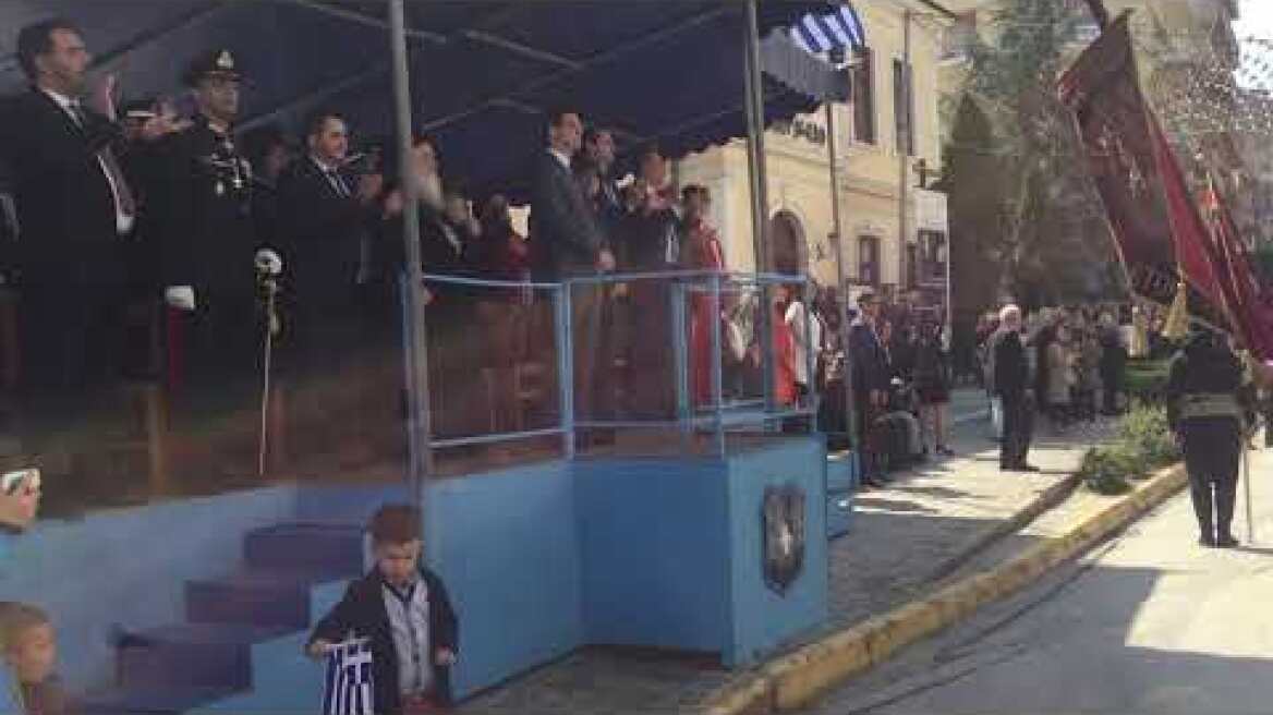 Κάγκελο η τρίχα! Οι Πόντιοι στάθηκαν μπροστά στους επισήμους και τραγούδησαν το «Μακεδονία Ξακουστή»