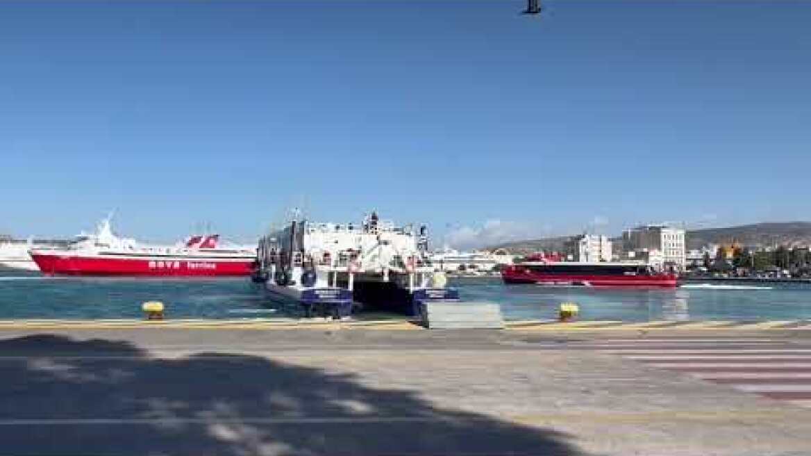 Μποτιλιάρισμα πλοίων στο λιμάνι του Πειραιά