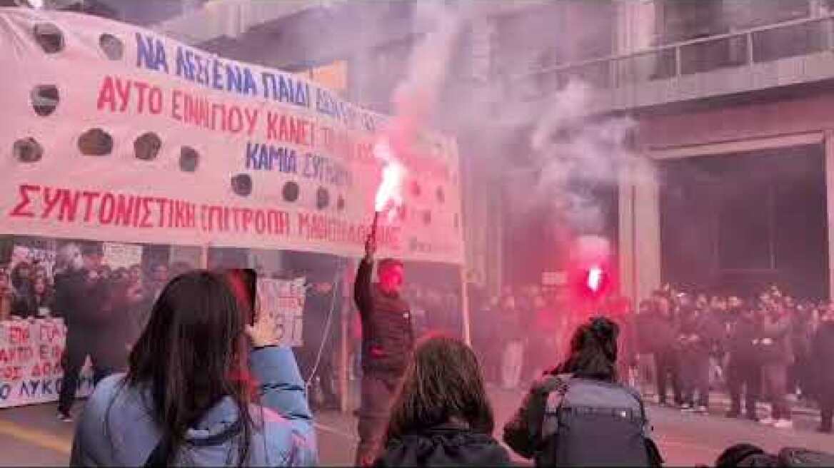 Η μαθητική-φοιτητική πορεία καταφθάνει στο Σύνταγμα