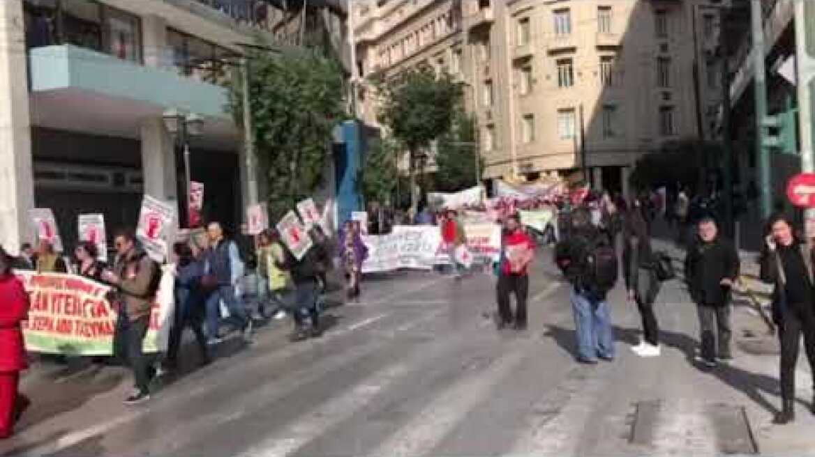 Σε εξέλιξη η πορεία της ΑΔΕΔΥ προς την Βουλή