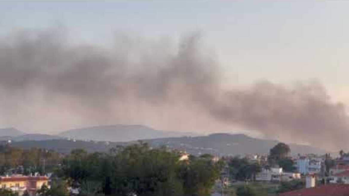 Ραφήνα: Φωτιά σε εγκαταλελειμμένο κτίριο στη λεωφόρο Μαραθώνος