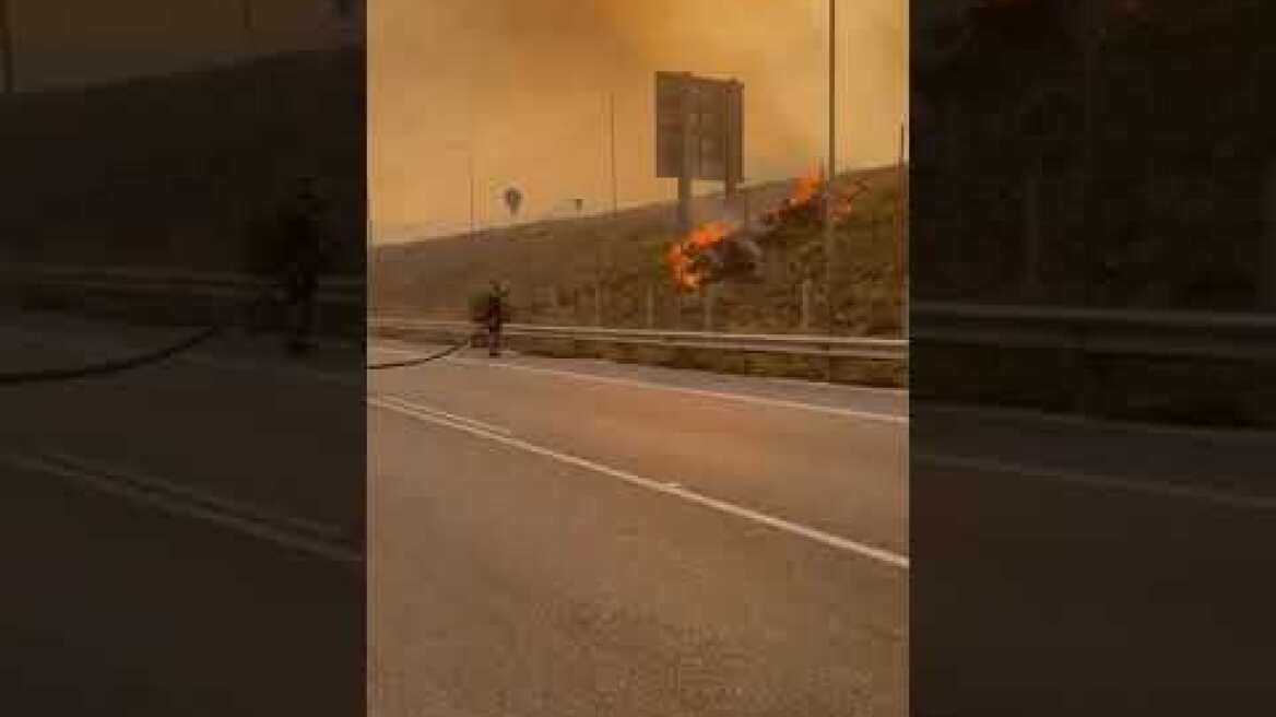 Η φωτιά περνάει από την Παλαιά Εθνική Οδό στην Νέα (Λουτράκι)