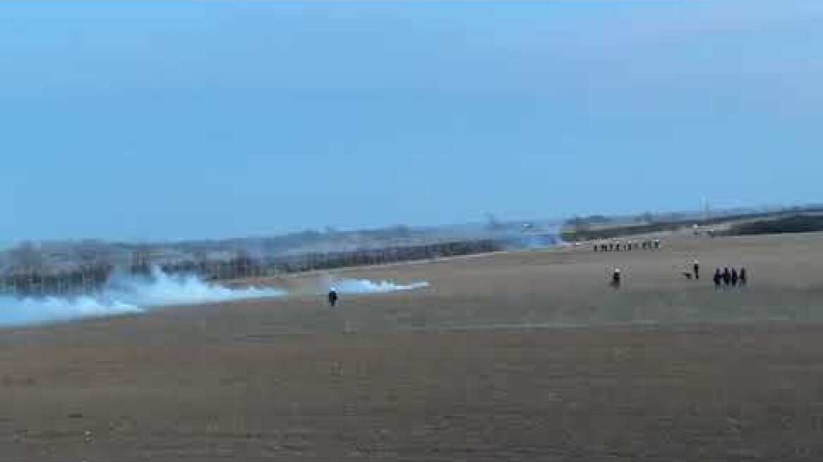 Οι μετανάστες προσπαθούν να περάσουν και οι Τούρκοι ρίχνουν χημικά στις ελληνικές δυνάμεις (1)