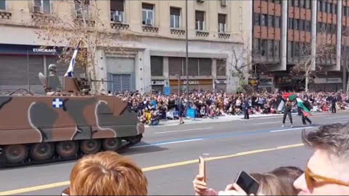 Παρέλαση: Με παλαιστινιακές σημαίες έβαλαν τα σώματά τους μπροστά στα άρματα στην Πανεπιστημίου