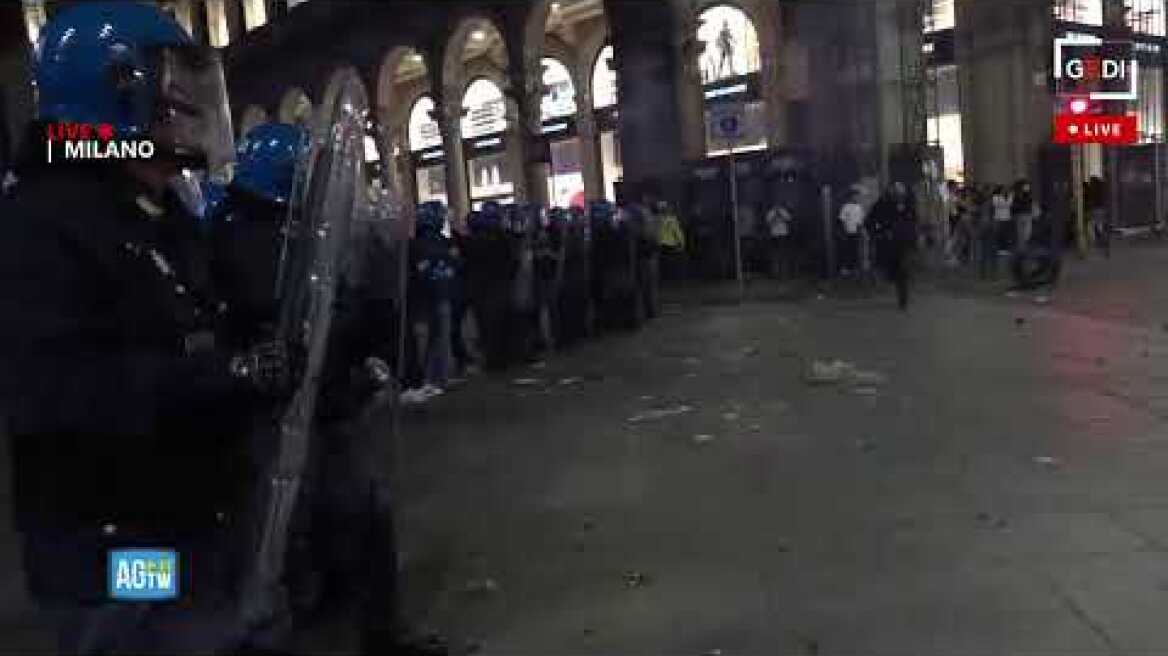 Milano, scontri in Duomo tra manifestanti e polizia - la diretta