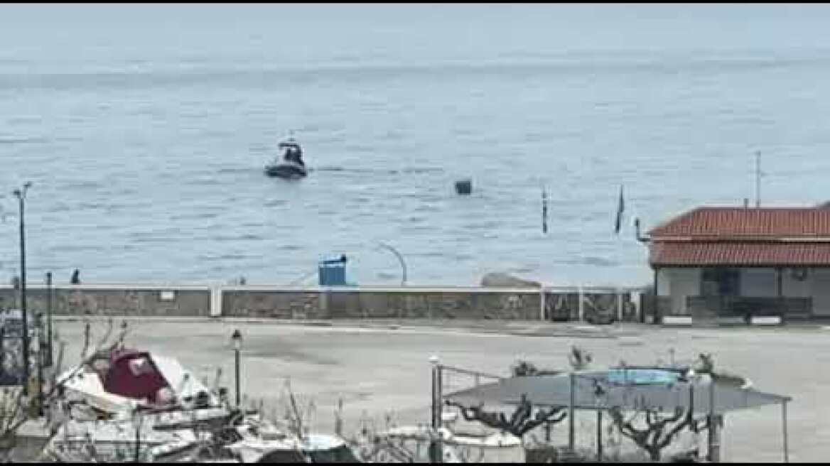 Το φουσκωτό των ειδικών δυνάμεων τραβάει τη νάρκη με ειδικά καλώδια