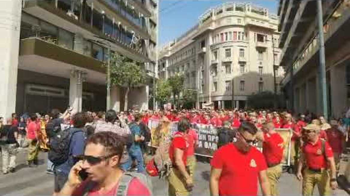 Ξεκίνησε η πορεία στο Σύνταγμα για το εργασιακό νομοσχέδιο