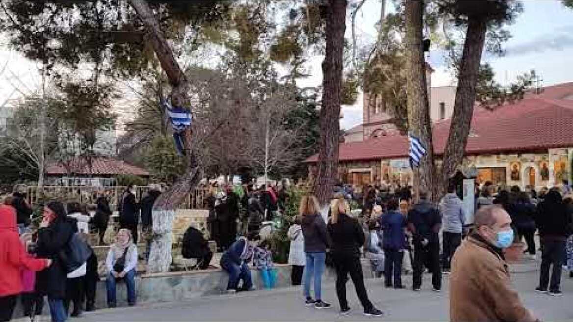 THESSTODAY.GR - Εικόνες συνωστισμού στον Ιερό Ναό Αναστάσεως του Κυρίου - Αμπελόκηποι