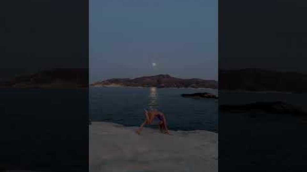 Η Κλέλια Ανδριολάτου κάνει γιόγκα με το μαγιό της στο φεγγαρόφως