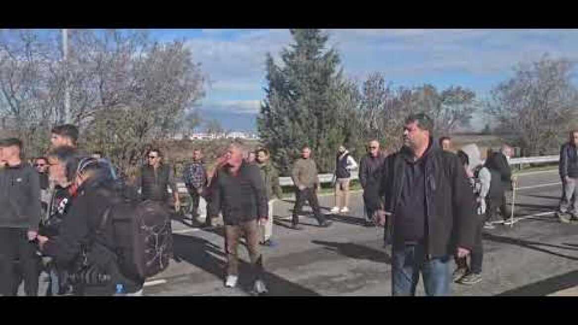 Επεισοδιακά ξεκίνησαν τα μπλόκα των αγροτών με την Αστυνομία: Χημικά σε Νίκαια και Πλατύκαμπο