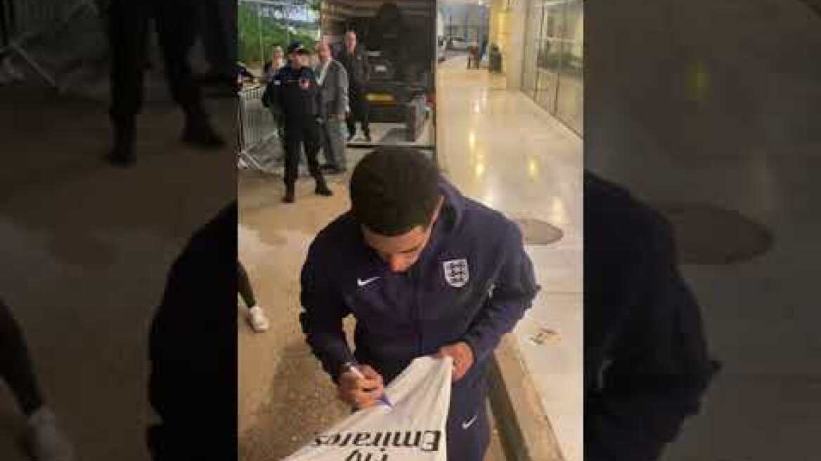 Ο Τζουντ Μπέλινγκχαμ υπογράφει φανέλες και φωτογραφίζεται με κόσμο στο ΟΑΚΑ