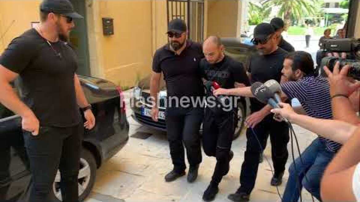 Ο 27χρονος δολοφόνος Suzanne Eaton οδηγείται στον ανακριτή