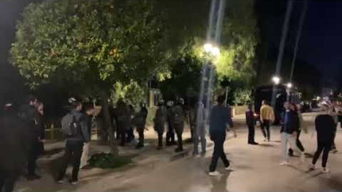 Ομάδα φοιτητών έξω από το Μαξίμου