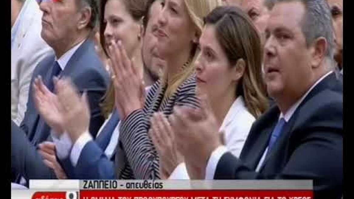 Σόου Τσίπρα με την κόκκινη γραβάτα στο Ζάππειο