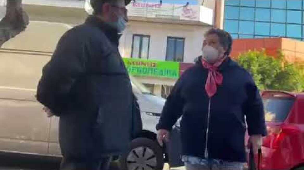 Πολίτες με θετικό self test περιμένουν ώρες για PCR σε κέντρα υγείας