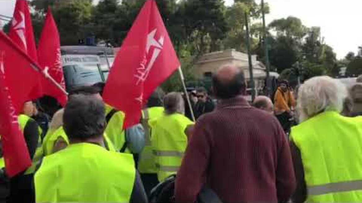 Τα... κίτρινα γιλέκα της ΛΑΕ διαμαρτύρονται στη Γαλλική πρεσβεία