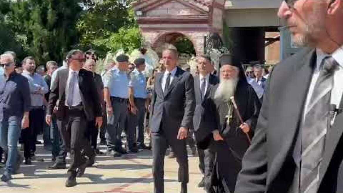 Ο Κυριάκος Μητσοτάκης στην κηδεία του Απόστολου Βεσυρόπουλου