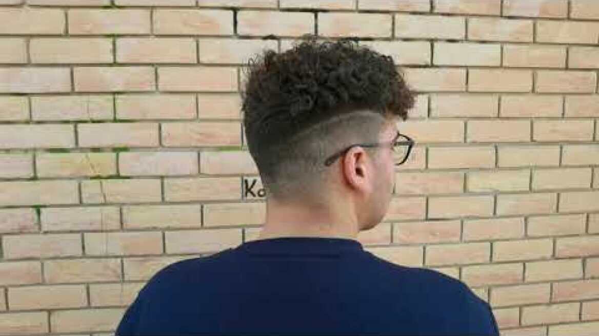 Συμμορία ανηλίκων έβγαλαν μαχαίρι για ένα κινητό