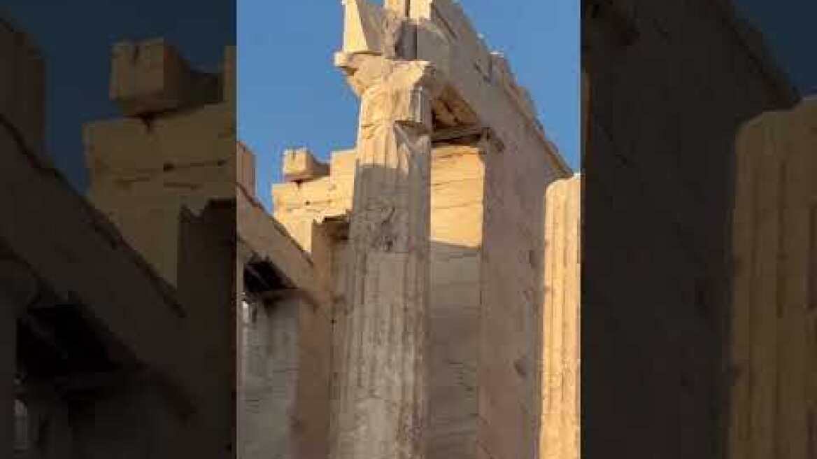 Η Ροσαλία στον Παρθενώνα λίγο πριν την πρώτη της συναυλία στην Ελλάδα