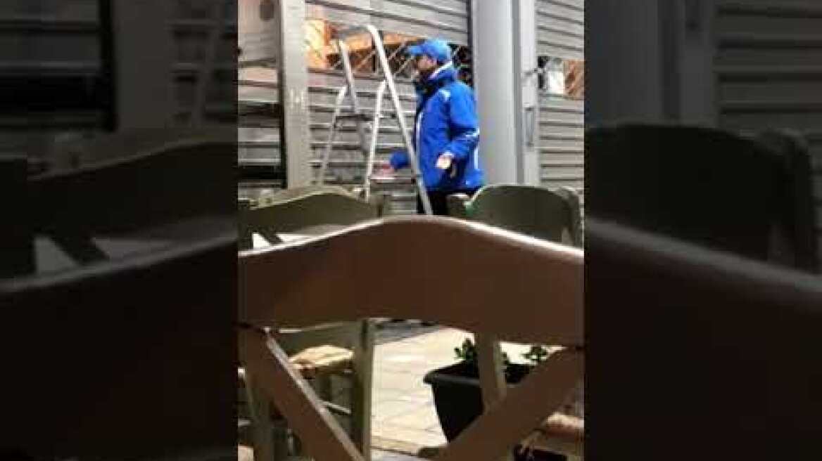 Γνωστός ρεπόρτερ της τηλεόρασης ανέβηκε σε σκάλα για να του κάνει ένεση στο γοφό η φαρμακοποιός