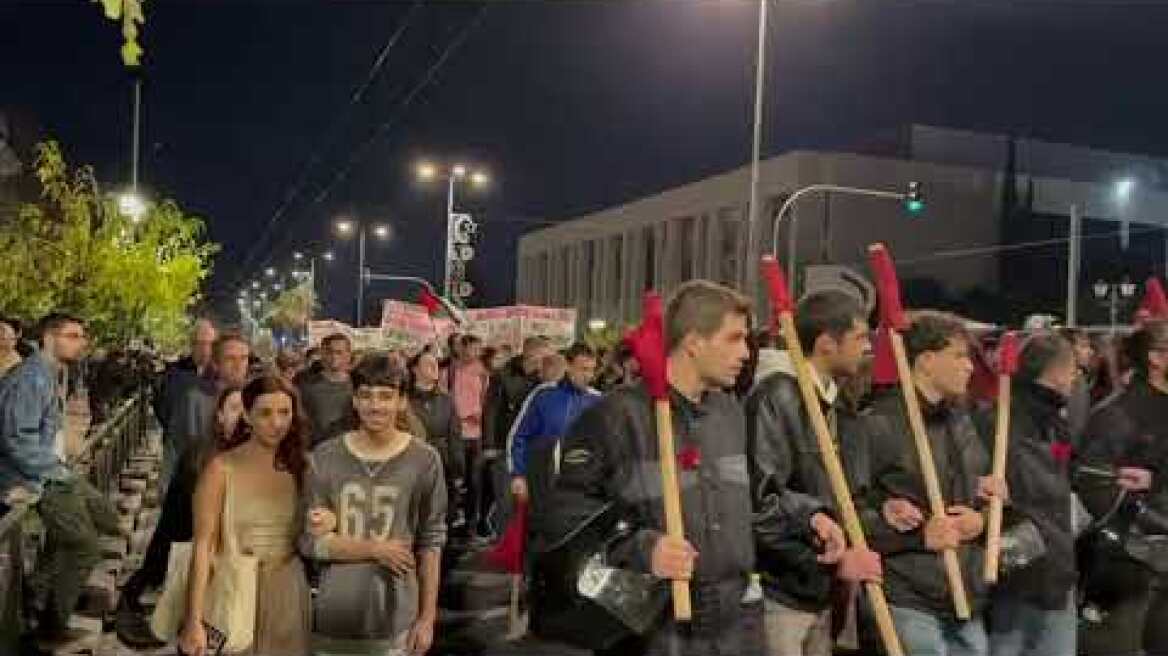 Στην πρεσβεία των ΗΠΑ η κεφαλή της πορείας για το Πολυτεχνείο - Φραγμός από τα ΜΑΤ