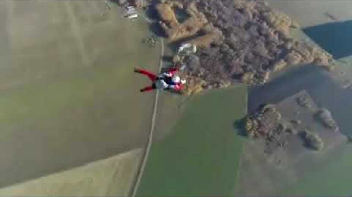 Skydiver crashes when their parachute doesn't deploy