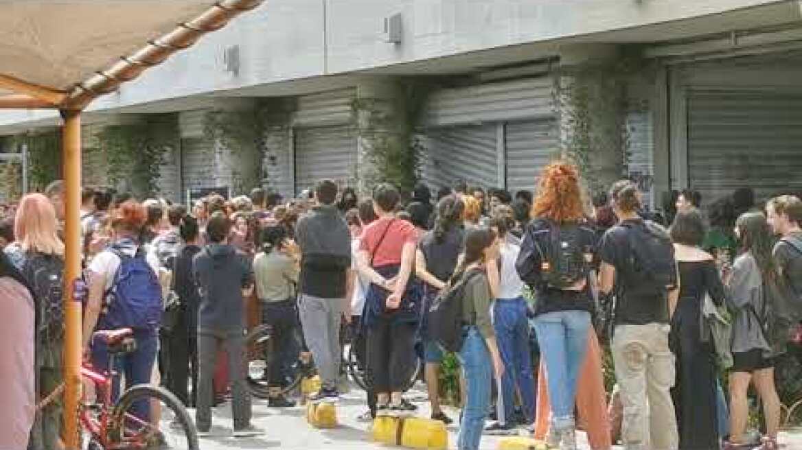 Αντιεξουσιαστές έσπασαν τα ρολά και μπούκαραν στο κτήριο διοίκησης του ΑΠΘ (1)