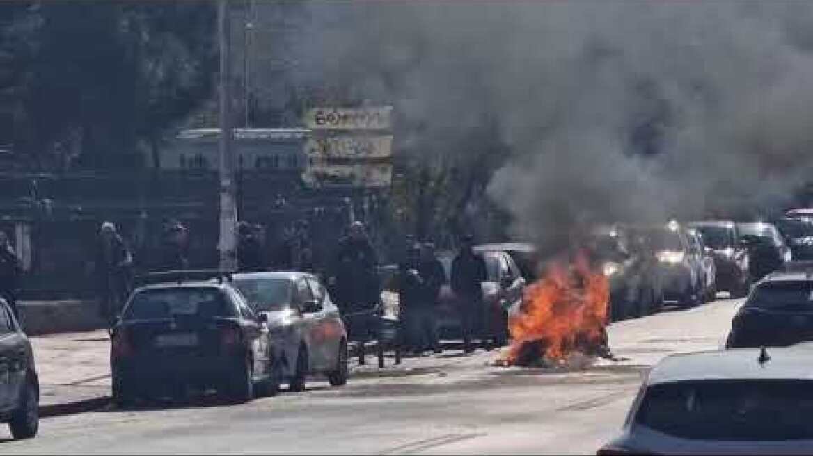 Θεσσαλονίκη: Κουκουλοφόροι έβαλαν φωτιά σε κάδο απέναντι από το Γεννηματάς μετά το τέλος της πορείας