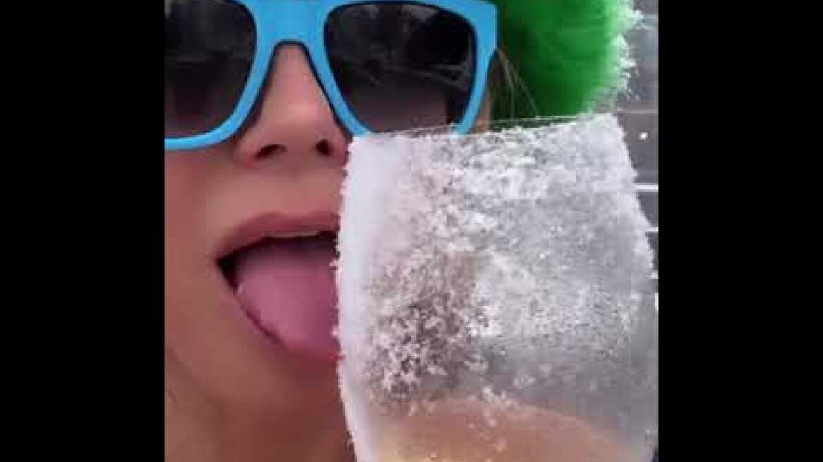 Στο τζακούζι η Χάιντι Κλουμ με τον σύζυγό της και τον αδελφό του